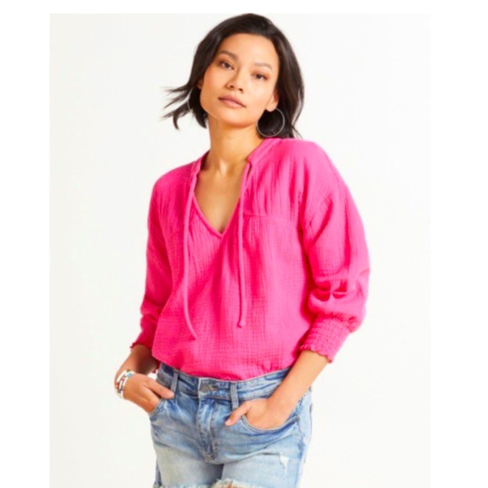 Evereve Pink smocked gauze top. Size small.